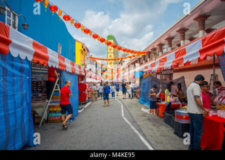 Singapur, Singapur - Januar 30. 2018: unbekannte Menschen zu Fuß am öffentlichen Markt der Lau Pa Sat Festival Market Telok Ayer ist ein historischen viktorianischen gusseisernen Markt Gebäude jetzt als populäre food court Hawker Center in Singapur eingesetzt Stockfoto