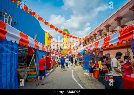 Singapur, Singapur - Januar 30. 2018: unbekannte Menschen zu Fuß am öffentlichen Markt der Lau Pa Sat Festival Market Telok Ayer ist ein historischen viktorianischen gusseisernen Markt Gebäude jetzt als populäre food court Hawker Center in Singapur eingesetzt Stockfoto