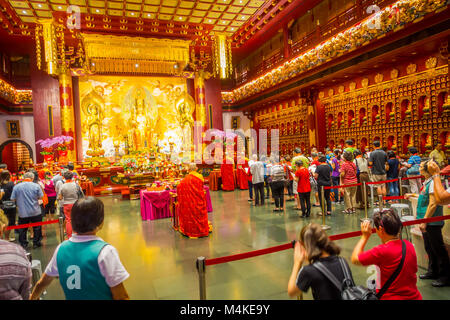 Singapur, Singapur - Januar 30. 2018: Unbekannter Menschen auf die Buddha Statue im Buddha Zahns Tempel beten, Singapur in der Nähe von China Town. Stockfoto