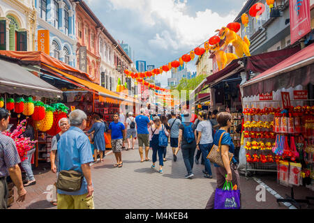 Singapur, Singapur - Januar 30. 2018: Im Freien von Menschen zu Fuß am öffentlichen Markt der Lau Pa Sat Festival Market Telok Ayer ist ein historischen viktorianischen gusseisernen Markt Gebäude jetzt als populäre food court Hawker Center in Singapur eingesetzt Stockfoto