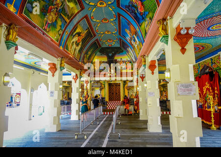 Singapur, Singapur - Januar 30. 2018: Nicht identifizierte Personen innerhalb eines Gebäudes Sri Mariamman Hindu Tempel in Singapur zu Fuß Stockfoto