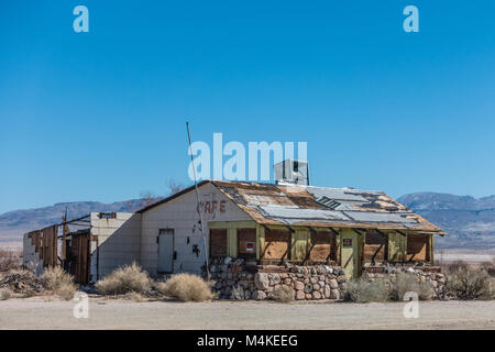 Abgebrochene Cafe am Straßenrand, Kalifornien Landstraße 395, Mojave Wüste. Stockfoto