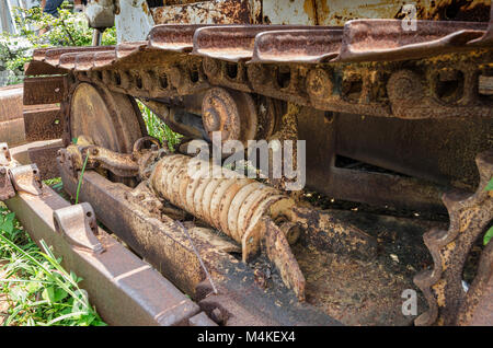 Jahrgang alte Caterpillar Spur eines Traktor - Alt, rostig, und verwitterten Bulldozer, Anschluss Stockfoto