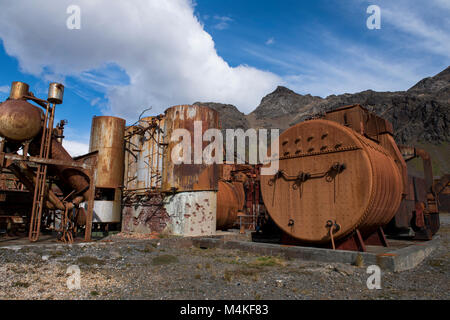 Britisches Territorium, South Georgia. Historischen Walfang Beilegung von grytviken. Alte wal Verarbeitungsbetrieb und der Wal Öltanks. Stockfoto