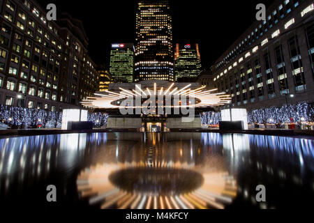 Skulpturen, Bauten und Anlagen, die die Kreationen von einige der innovativsten Künstler und Designer, um heute, präsentieren Arbeiten in unterschiedlichen Formen des Lichts Technologie im Winter Lights, Canary Wharf, London, Großbritannien Mit: Atmosphäre, Wo: London, England, Großbritannien Wann: 17 Jan 2018 Credit: Wheatley/WANN Stockfoto