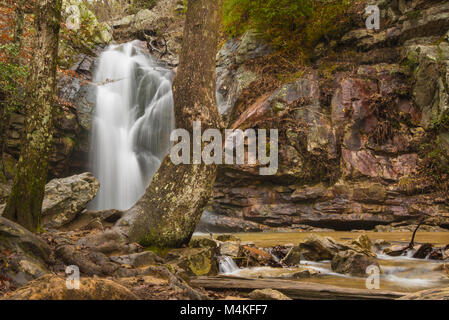 Eine schöne, harte Wasserfall fließt in einer Schlucht in der Nähe von der Spitze eines Berges zu finden nach einem schweren Regen Stockfoto