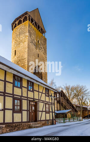 Tylenturn, Tylen Tower, der im Jahr 1325 gebaut, und Fachwerkhäuser in der historischen Altstadt von Korbach, offiziell die Hansestadt Korbach, Deutschland Stockfoto