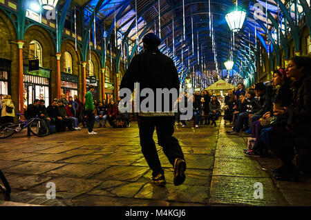 London Covent Garden circus Performer in Europa bei Nacht apple markt Stockfoto