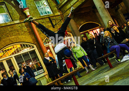 London Covent Garden circus Performer in Europa bei Nacht apple markt Stockfoto