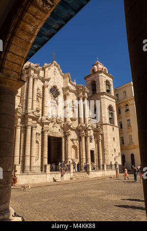 Havanna, Kuba - Dezember 3, 2017: Platz und die Kathedrale von Havanna (Kuba) und Touristen und in einem Dezember Sonntag treu Stockfoto