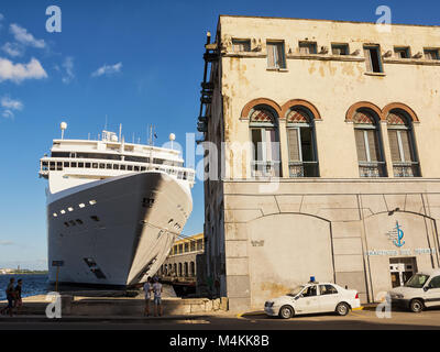 Havanna, Kuba - Dezember 3, 2017: Havanna Hafen Terminal mit riesiges Kreuzfahrtschiff günstig Stockfoto