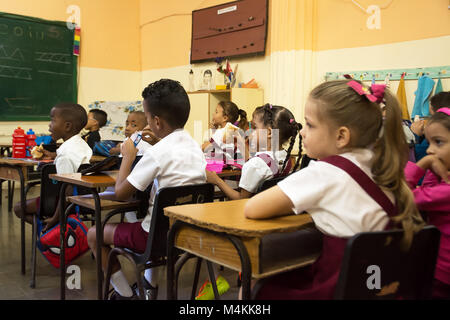 Havanna, Kuba - Dezember 3, 2017: Grundschule Klasse in die Carlos Paneque Schule von Havanna mit Kindern während der Freizeit Stockfoto