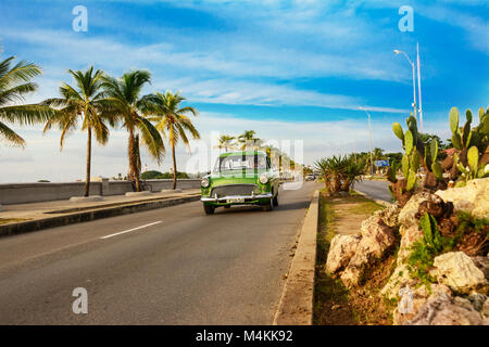 Cienfuegos, Kuba - Dezember 7, 2017: Alten grünen American Auto auf der Cienfuegos Malecon Stockfoto