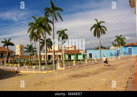 Trinidad, Kuba - 8. Dezember 2017: Im Zentrum von Trinidad Platz mit Gärten und Menschen flanieren Stockfoto