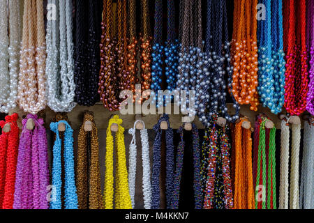 Bunte Perlen auf den Markt in Asien. Stockfoto