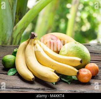 Exotische Früchte auf dem hölzernen Tisch Reif. Die Natur in den Hintergrund. Stockfoto