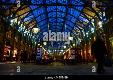 London Covent Garden circus Performer in Europa bei Nacht apple markt Stockfoto