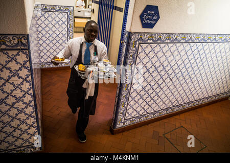 Ein Kellner aus der Küche auf pasteis de belem in Lissabon, Portugal. Stockfoto