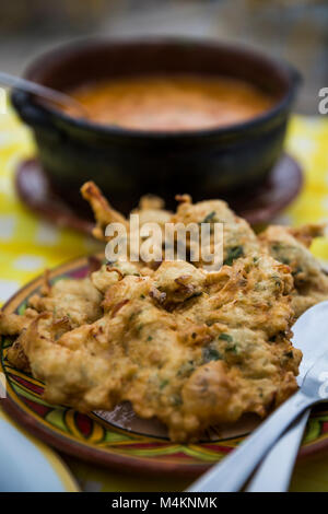 Cod Krapfen und Bohneneintopf in Lissabon, Portugal. Stockfoto