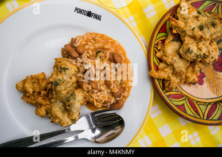 Cod Krapfen und bohneneintopf am Ponto Final in Lissabon, Portugal. Stockfoto