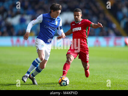 Von Sheffield Mittwoch Adam erreichen (links) und der Swansea City Wayne Routledge Kampf um den Ball während der Emirates FA Cup, die fünfte Runde in Hillsborough, Sheffield. Stockfoto