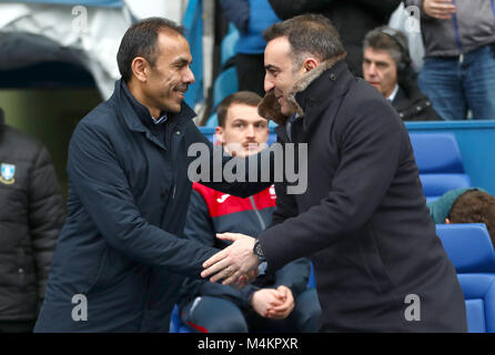 Swansea City Manager Carlos Carvalhal (rechts) und Sheffield Mittwoch Manager Jos Luhukay Shake Hand vor der Emirate FA Cup, die fünfte Runde in Hillsborough, Sheffield. Stockfoto