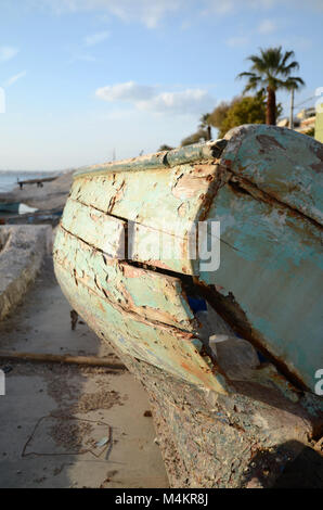 Detail einer verlassenen und verfallenen Boot Wrack an Land in Athen Stockfoto