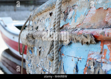 Detail einer verlassenen und verfallenen Boot Wrack an Land in Athen Stockfoto