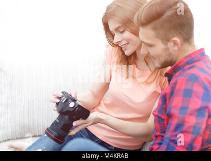 Glückliches junges paar Prüfungen Fotos auf Fotos die Kamera Stockfoto