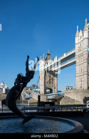 Mädchen mit einem Delphin Statue des Künstlers David Wynne in der Nähe der Tower Bridge in London, England, UK erstellt Stockfoto