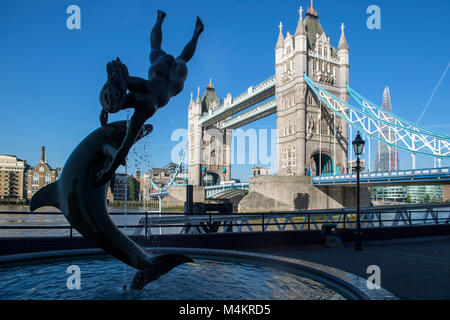 Mädchen mit einem Delphin Statue des Künstlers David Wynne in der Nähe der Tower Bridge in London, England, UK erstellt Stockfoto