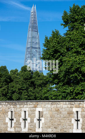 Der Shard in London, mit den Wänden der Tower von London im Vordergrund, England, Großbritannien Stockfoto