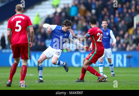 Von Sheffield Mittwoch Adam erreichen (links) und der Swansea City Kyle Bartley Kampf um den Ball während der Emirates FA Cup, die fünfte Runde in Hillsborough, Sheffield. Stockfoto