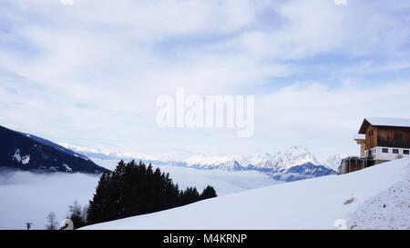 Tirol Schwaz Pillberg Österreich in der Nähe von Innsbruck - Skigebiet im Winter mit viel Schnee an einem nebligen Tag Stockfoto