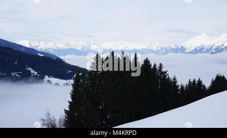 Tirol Schwaz Pillberg Österreich in der Nähe von Innsbruck - Skigebiet im Winter mit viel Schnee an einem nebligen Tag Stockfoto