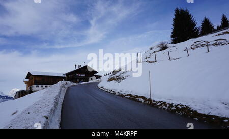 Tirol Schwaz Pillberg Österreich in der Nähe von Innsbruck - Skigebiet im Winter mit viel Schnee an einem nebligen Tag Stockfoto