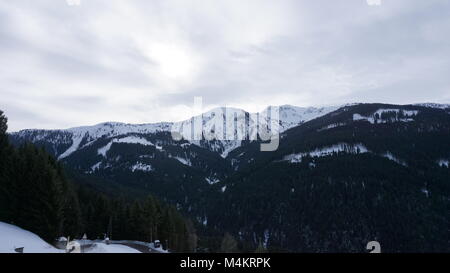 Tirol Schwaz Pillberg Österreich in der Nähe von Innsbruck - Skigebiet im Winter mit viel Schnee an einem nebligen Tag Stockfoto