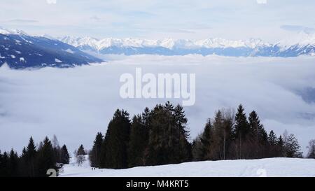 Tirol Schwaz Pillberg Österreich in der Nähe von Innsbruck - Skigebiet im Winter mit viel Schnee an einem nebligen Tag Stockfoto