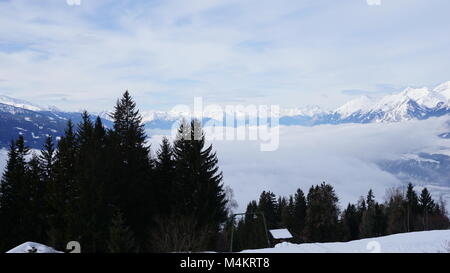 Tirol Schwaz Pillberg Österreich in der Nähe von Innsbruck - Skigebiet im Winter mit viel Schnee an einem nebligen Tag Stockfoto