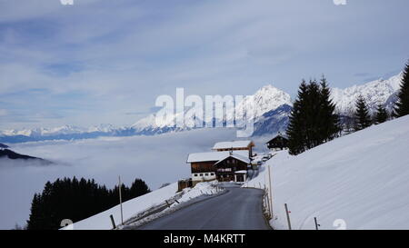 Tirol Schwaz Pillberg Österreich in der Nähe von Innsbruck - Skigebiet im Winter mit viel Schnee an einem nebligen Tag Stockfoto