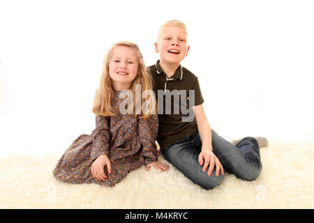 Bruder und Schwester, lachen und Spaß haben, glückliche Kindheit Stockfoto