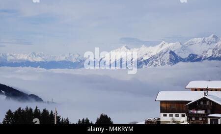 Tirol Schwaz Pillberg Österreich in der Nähe von Innsbruck - Skigebiet im Winter mit viel Schnee an einem nebligen Tag Stockfoto