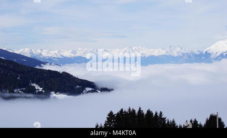 Tirol Schwaz Pillberg Österreich in der Nähe von Innsbruck - Skigebiet im Winter mit viel Schnee an einem nebligen Tag Stockfoto