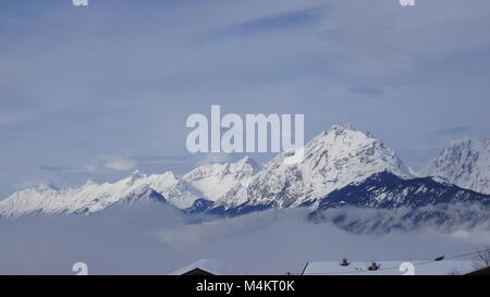 Tirol Schwaz Pillberg Österreich in der Nähe von Innsbruck - Skigebiet im Winter mit viel Schnee an einem nebligen Tag Stockfoto