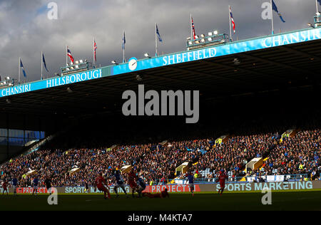 Allgemeine Ansicht des gleichen Aktion während der Emirate FA Cup, die fünfte Runde in Hillsborough, Sheffield. Stockfoto