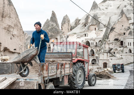 Ein Erbauer renovieren geschnitzten rock Häuser in Kappadokien, Türkei Stockfoto