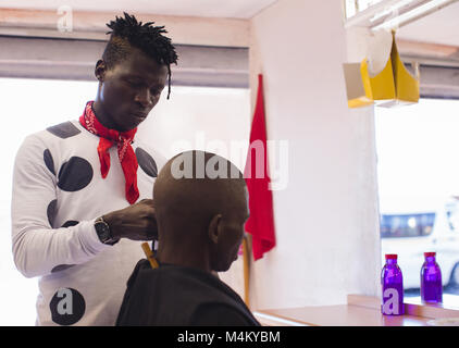 Friseur rasieren mans Kopf Stockfoto