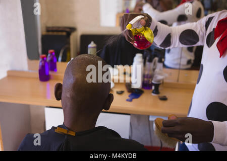 Friseur sprühen Wasser auf den Kopf Stockfoto