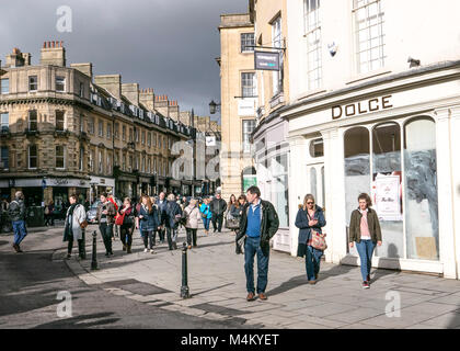 Die Menschen, die Einkaufen in der Stadt Bath, Somerset, England Stockfoto