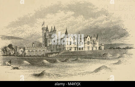 Dieses Foto zeigt Balmoral Castle aus dem Nordwesten und zeigt die architektonischen Merkmale der Burg und die umliegende Landschaft. Stockfoto